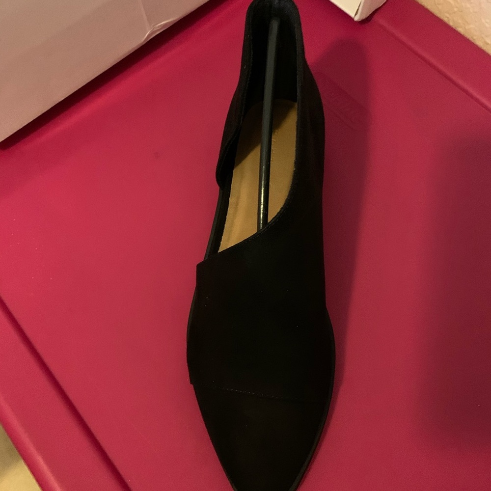 Black flat shoe